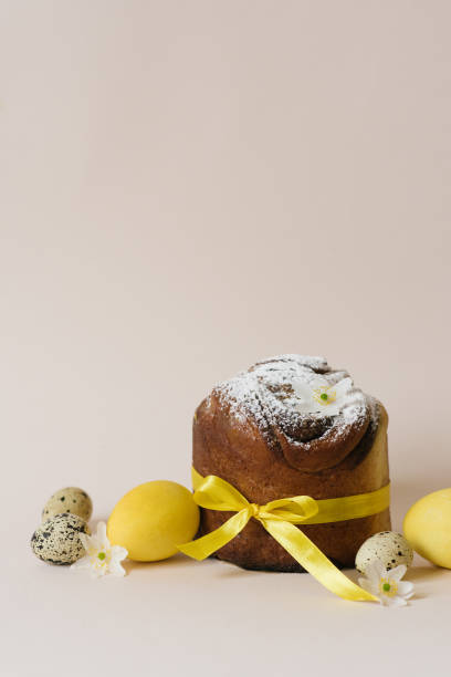 明るい背景に甘いパンケーキ、白い花、黄色とウズラの卵のイースターの構図。正統派のイースターパン。テキスト用のスペースを備えたお祝いの朝食のコンセプト。 - cake yellow sweet food banquet ストックフォトと画像