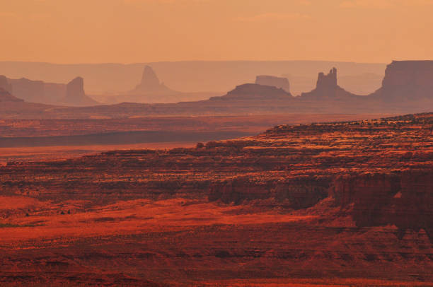 vue brumeuse de monument valley depuis muley point - moki dugway photos et images de collection