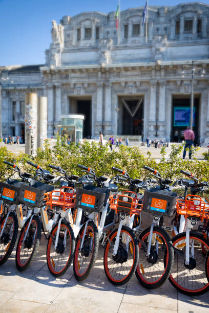 vacanze in italia - biciclette pubbliche parcheggiate pronte per essere utilizzate per trasporti non inquinanti - nonpolluting foto e immagini stock