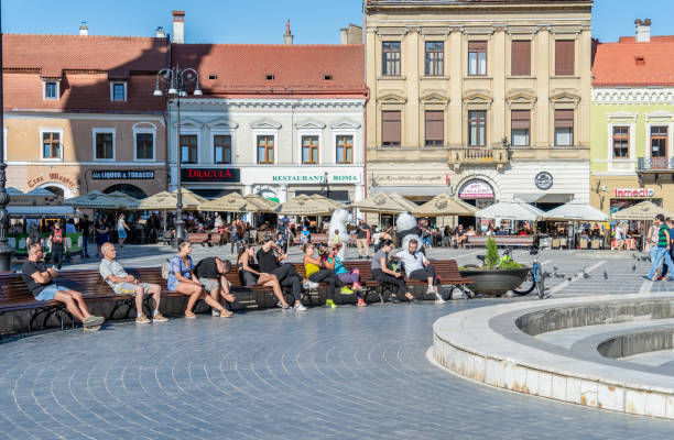 brasov, rumanía - 02 de septiembre de 2023: turistas y lugareños se relajan en los bancos de la plaza del consejo (piata sfatului), en el centro de brasov. - 11160 fotografías e imágenes de stock