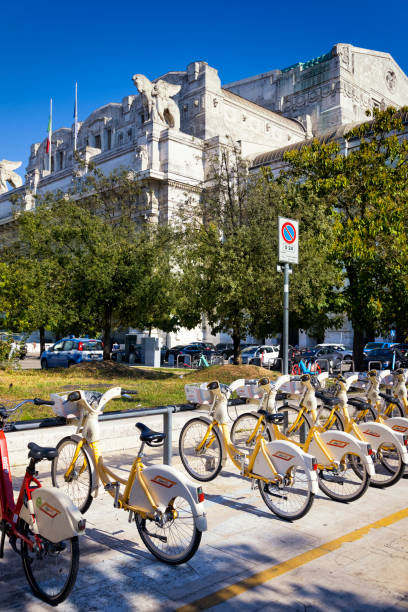 holidays in italy - public bicycles parked ready to be used for non-polluting transport - nonpolluting стоковые фото и изображения