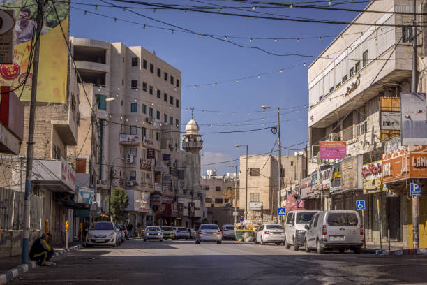 die straßen von bethlehem, westjordanland, palästina, mit autos, gebäuden, händlerläden, verkehr und einheimischen palästinensern, die vorbeifahren - ramallah historical palestine palestinian culture west bank stock-fotos und bilder