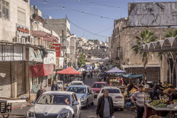 die straßen von bethlehem, westjordanland, palästina, mit autos, gebäuden, händlerläden, verkehr und einheimischen palästinensern, die vorbeifahren - ramallah historical palestine palestinian culture west bank stock-fotos und bilder