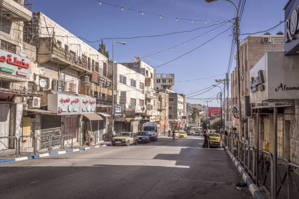 die straßen von bethlehem, westjordanland, palästina, mit autos, gebäuden, händlerläden, verkehr und einheimischen palästinensern, die vorbeifahren - ramallah historical palestine palestinian culture west bank stock-fotos und bilder