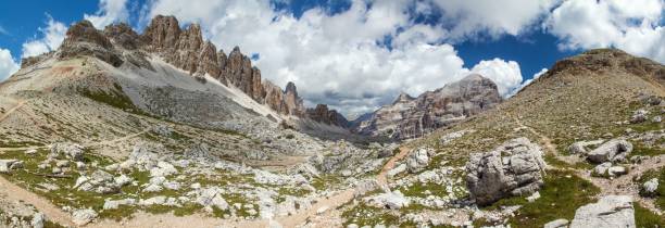 istock Valley Travenanzes Tofane gruppe Alps Dolomites mountain 1933303826