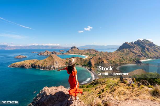 Young Female Tourist Enjoying The Beautiful Landscape At Padar Island In Komodo National Park Indonesia Hình ảnh Sẵn có - Tải xuống Hình ảnh Ngay bây giờ