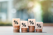 zinsfinanzierung-und-hypothekarzinsen-holzklotz-mit-prozentzeichen-auf-vielen-ebenen-des.jpg?b=1&s=170x170&k=20&c=46inTwiWPoU3atZifsriFPAJ77Re2qUvpJyqG5mpQVQ=