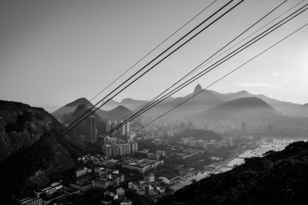 les câbles du pain de sucre et de la ligne d’horizon de rio de janeiro en monochrome - rio de janeiro brazil sugarloaf mountain marina photos et images de collection