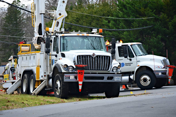 le squadre di dominion energy riparano le linee elettriche danneggiate dalla tempesta, fairfax, virginia (usa) - maintenance engineer fuel and power generation cherry picker electricity foto e immagini stock