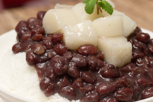 Rice cake topping on red bean bingsu