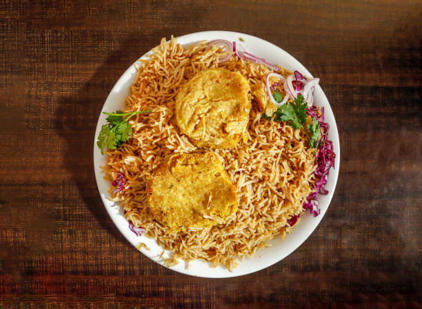 острый равнинный пулао с луком шами-кебаб и капустой, подается в тарелке, изолированной на деревянном фоне, вид сверху, индийские специи и п� - kebab basmati rice vegetable steamed стоковые фото и изображения