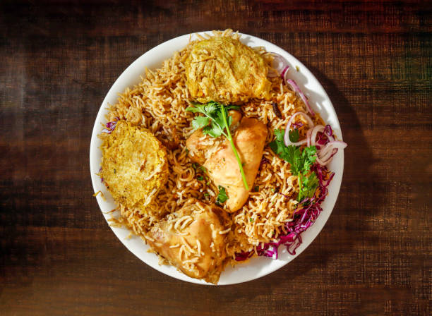 острый куриный пулао с луком шами-кебаб, подается в тарелке, изолированном деревянном фоне, вид сверху, индийские специи и пакистанская еда - kebab basmati rice vegetable steamed стоковые фото и изображения