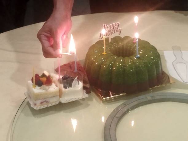 gâteaux d’anniversaire et pudding - cake dessert birthday cake mousse photos et images de collection