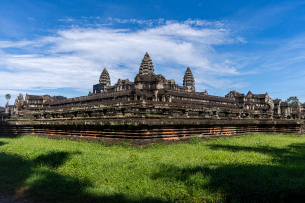 "der majestätische angkor-tempel inmitten des üppigen kambodschanischen dschungels, in dem sich uralte gelassenheit mit wilder natur in einem fesselnden bild verbindet." - marcel siem stock-fotos und bilder