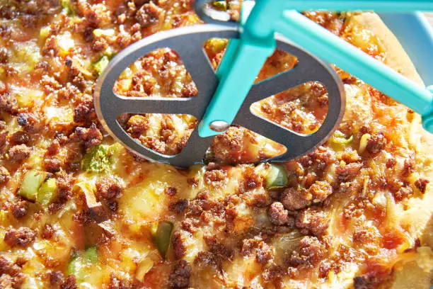 Kitchen pizza cutter like a bicycle