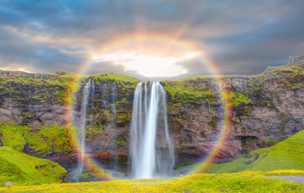 incrível cachoeira seljalandsfoss com arco-íris arredondado - islândia - cascata - fotografias e filmes do acervo