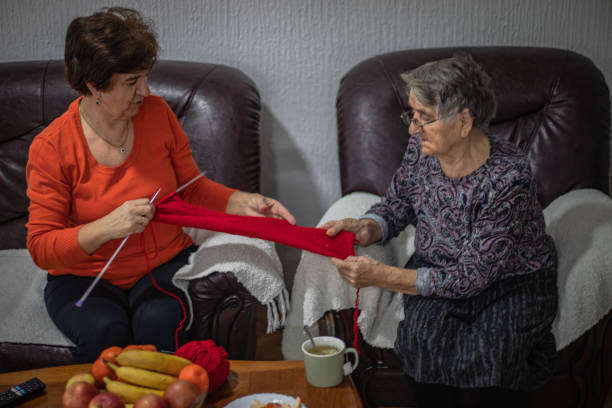 編み物、年配の女性 - knitting residential structure glasses hot drink ストックフォトと画像