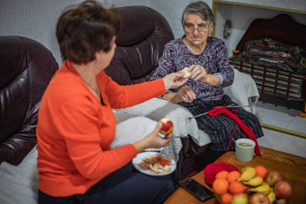 knitting, elderly woman - knitting residential structure glasses hot drink photos et images de collection