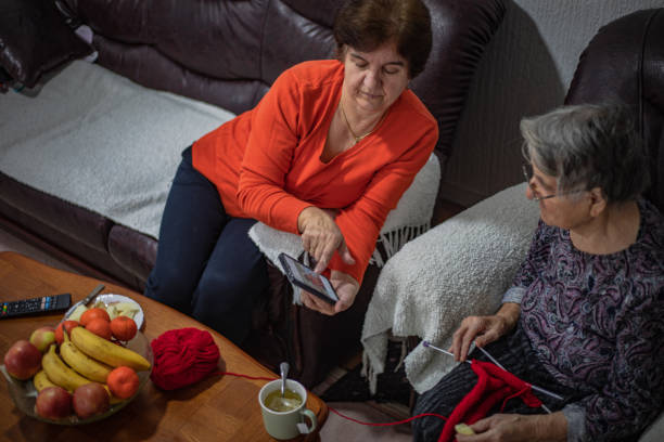 編み物、年配の女性 - knitting residential structure glasses hot drink ストックフォトと画像