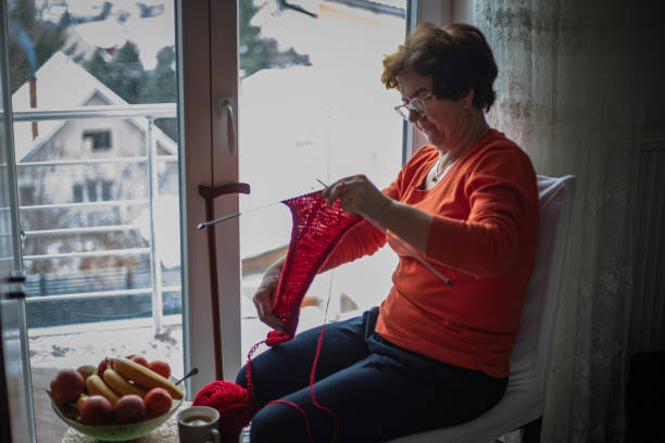 뜨개질, 중년 여성 - knitting residential structure glasses hot drink 뉴스 사진 이미지