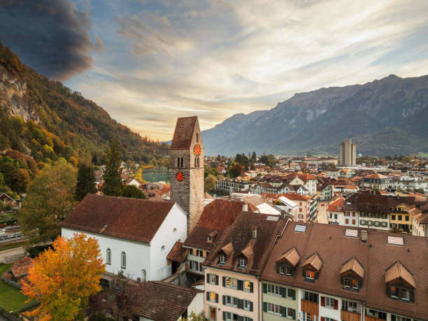 interlaken, schweiz bei unterseen - brienz mountain landscape lake stock-fotos und bilder