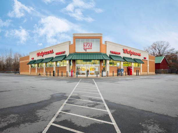 Walgreen Pharmacy Building Exterior New Hartford, New York - Nov 23, 2023: Walgreen storefront, is a prominent American pharmacy chain that provides a wide range of health and wellness products with over 9200 locations across the USA. walgreens stock pictures, royalty-free photos & images