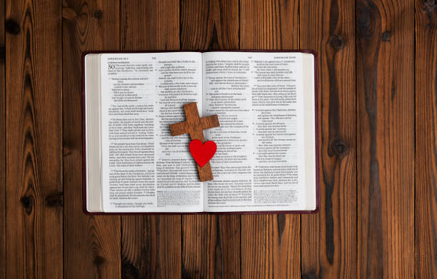 bible, religious cross and red heart on wooden table - cross zdjęcia i obrazy z banku zdjęć