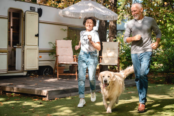 caucasien vieux couple de personnes âgées famille grands-parents promenant leur chien - motor home mobile home camping senior adult photos et images de collection