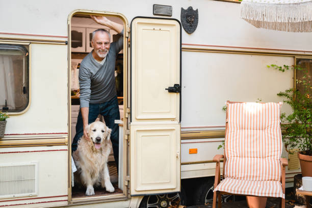 portrait de voyage voyage aventure avec chien. - motor home mobile home camping senior adult photos et images de collection