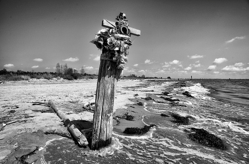Lido di Volano (Fe), un cippo commemorativo sulla spiaggia,in memoria di un pescatore deceduto in mare