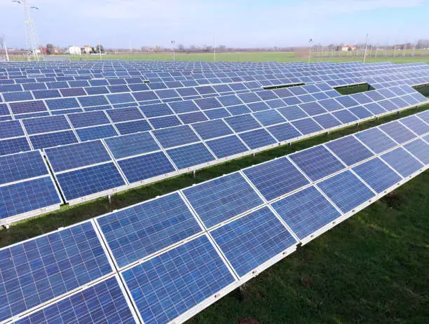 Campo fotovoltaico installato sopra un'area agricola