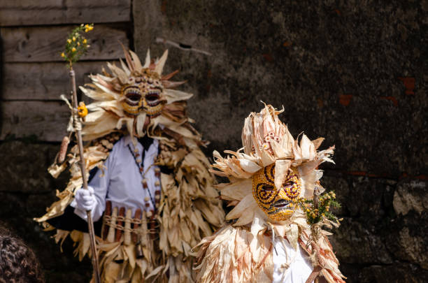 フォラテイロスは、オウレンセのロビオスの伝統的なカーニバルの仮面です。ガリシア、スペイン - carnival costume mask masquerade mask ストックフォトと画像