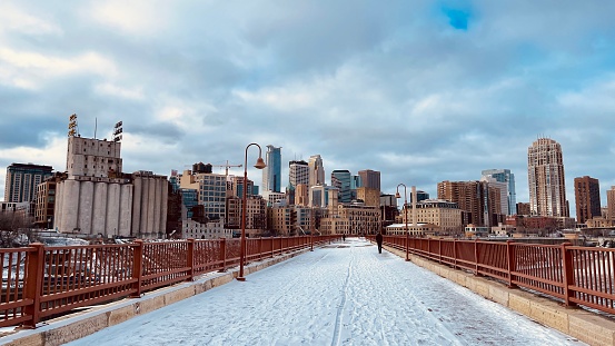 Mississippi rivier in het centrum van Minneapolis Minnesota in de winter