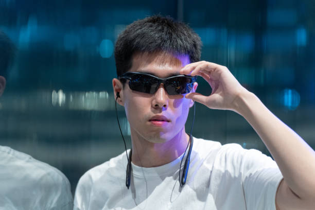 Asian white-collar workers use smart at night Asian white-collar workers use smart at night Compact and Stylish Look Smart Glasses stock pictures, royalty-free photos & images