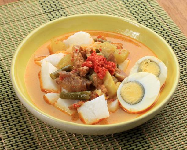 lontong sayur, indonesian cuisine. compressed rice cake or lontong with vegetables (chayote and yard long beans) cooked in coconut milk and spices. - coconut milk soup fotografías e imágenes de stock