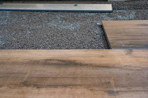 partially bound laying, Natural stone slabs laid on fine chippings and a gravel base layer