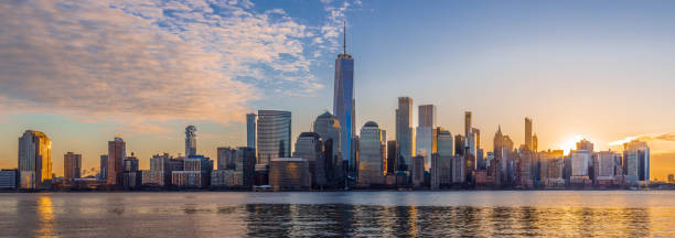 the freedom tower and nyc skyline - new york city skyline new york state freedom foto e immagini stock