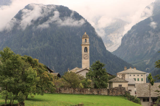 bergell joia - engadine switzerland village church - fotografias e filmes do acervo