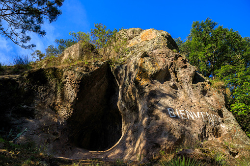 At the entrance to the ejido where the Cerocahui Waterfall is located there is a rock with a small cave. The word is written on the stone: Welcome. Throughout the area there are trees, among which pines stand out.