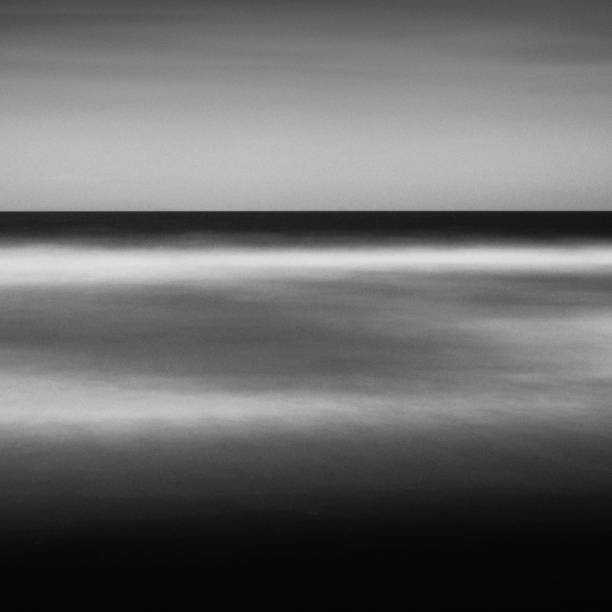 foto de longa exposição do mar, prefeitura de kanagawa, japão - black and white landscape square long exposure - fotografias e filmes do acervo