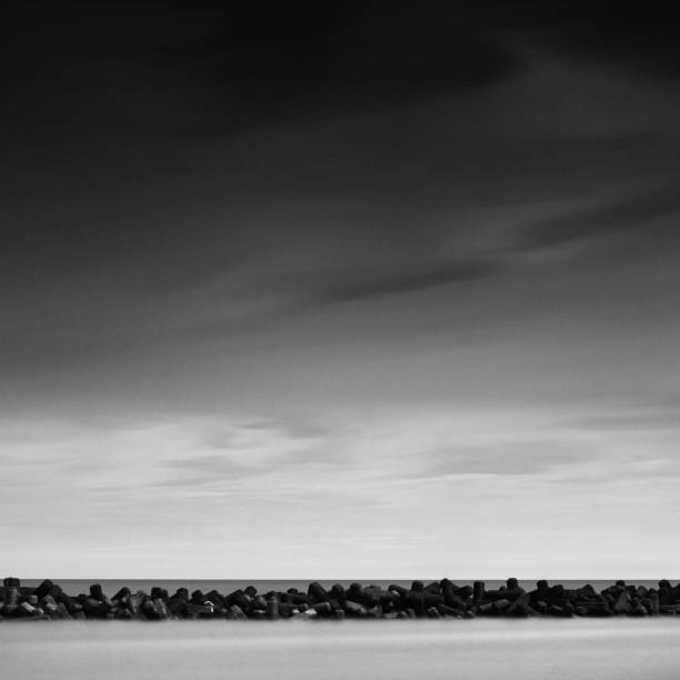 longa exposição de tetrápodes no mar, prefeitura de kanagawa, japão - black and white landscape square long exposure - fotografias e filmes do acervo