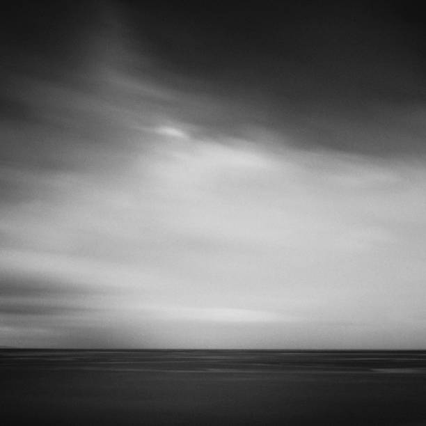 foto de longa exposição do mar, península de izu, japão - black and white landscape square long exposure - fotografias e filmes do acervo