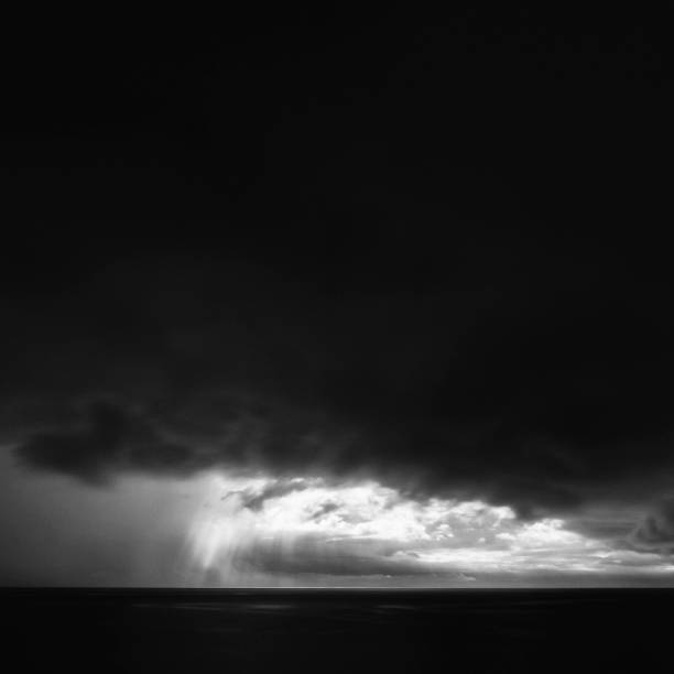 longa exposição de nuvens dramáticas sobre o mar, península de izu, japão - black and white landscape square long exposure - fotografias e filmes do acervo