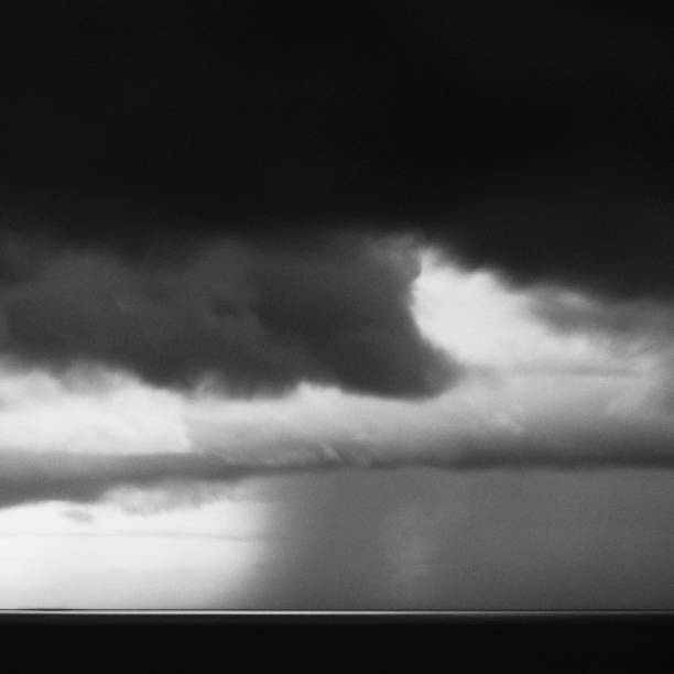 longa exposição de nuvens dramáticas sobre o mar, península de izu, japão - black and white landscape square long exposure - fotografias e filmes do acervo