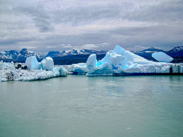 iceberg azul do glaciar moreno - glacier moreno glacier iceberg argentina - fotografias e filmes do acervo