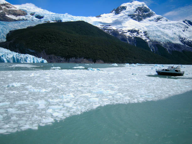 ferry boat perto do iceberg do glaciar moreno - glacier moreno glacier iceberg argentina - fotografias e filmes do acervo