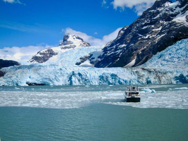 ferry boat near the iceberg of moreno glacier - glacier moreno glacier iceberg argentina - fotografias e filmes do acervo