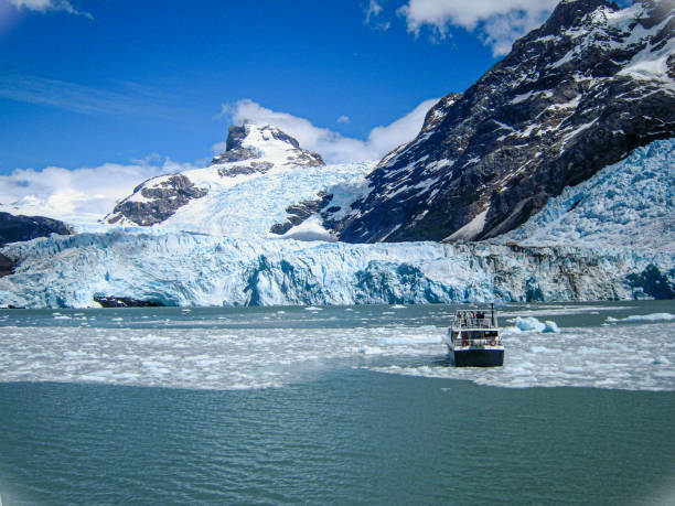 ferry boat perto do iceberg do glaciar moreno - glacier moreno glacier iceberg argentina - fotografias e filmes do acervo