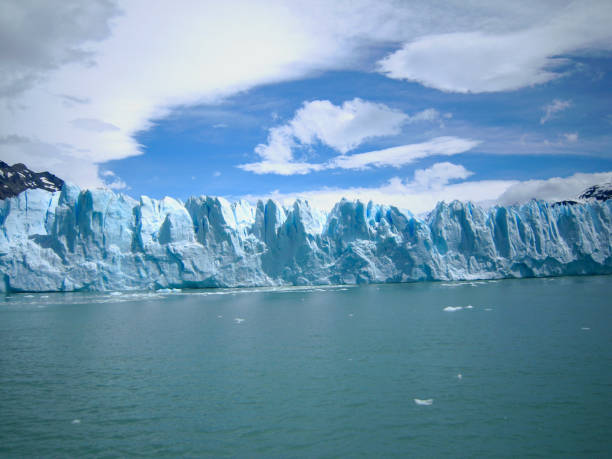 iceberg azul do glaciar moreno - glacier moreno glacier iceberg argentina - fotografias e filmes do acervo