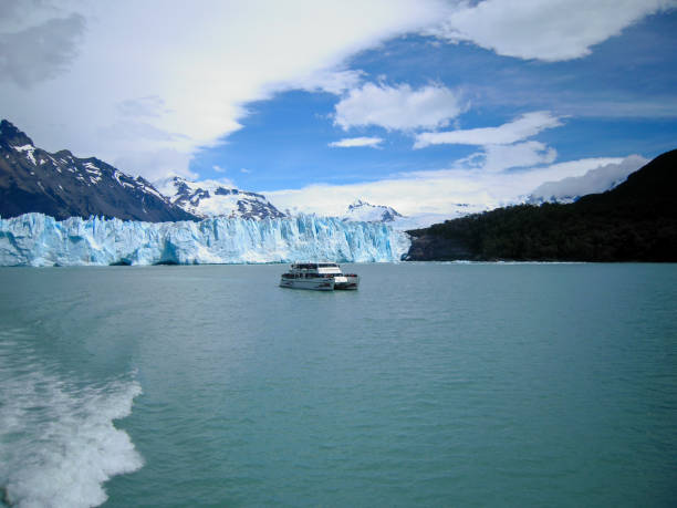 ferry boat perto do iceberg do glaciar moreno - glacier moreno glacier iceberg argentina - fotografias e filmes do acervo